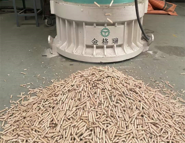 木屑顆粒機加工環(huán)保燃料顆粒，用綠色昭示未來